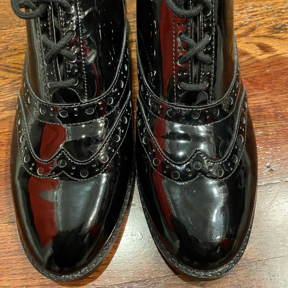 New pair of Vionic Hadley wing tip shoes size 10